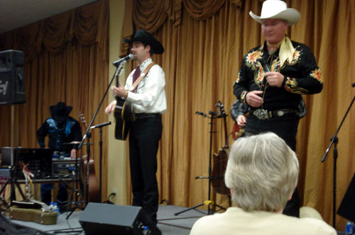 John Fullerton of The High Riders and Dusty Rogers perform at the banquet.