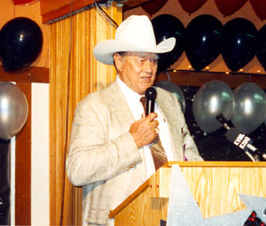 Ben Johnson accepts an award at the Toulumne County, Sonora, California, Wild West Film Fest in 1992.