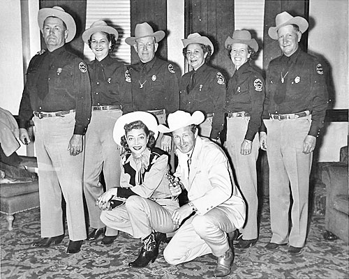 Marie Windsor, Lloyd Bridges and members of the Truth or Consequences, New Mexico Sheriff’s department pose for a photo during the making of “The Tall Texan” (‘53).