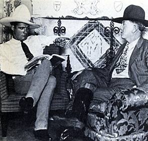 Tom Mix and Emmett Dalton talk over the old days. Emmett was the only member of 
gang to survive the Coffeyville, Kansas raid. 