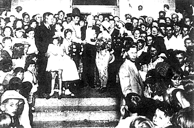 Tom Mix and Mabel Ward are married by Justice of Peace Earl Freeman on the steps of the Yuma, Arizona County Courthouse in 1921. (Thanx to Steve deFrance.)