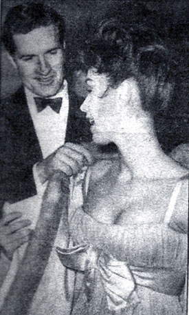 All spiffed up, Hugh (“Wyatt Earp”) O’Brian escorts British actress Jackie Lane to the opening night in London of Tennessee Williams’ play, “The Rose Tatoo” in 1959. (Thanx to Terry Cutts.)
