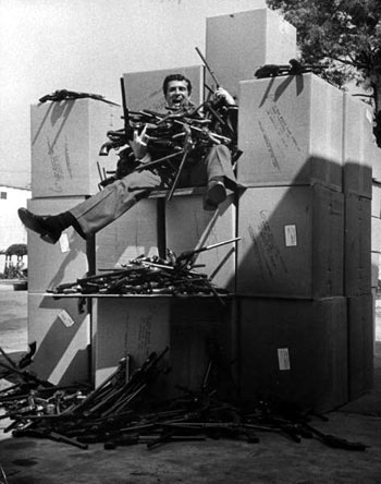 Hugh O’Brian in July ‘57 sitting on boxloads of toy Buntline Special guns promoted on his “Life and Legend of Wyatt Earp” TV series.