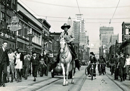 Buck Jones rides Silver in a mid-‘30s Kansas City parade. (Thanx to Jerry Whittington.)