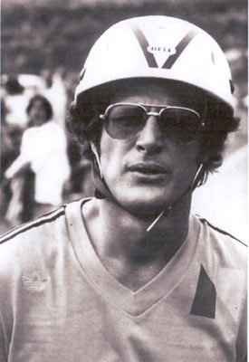 From “Alias Smith and Jones”, sports enthusiast Ben Murphy, wearing a Bell motorcycle helmet, is all ready for action in 1977. (Thanx to Terry Cutts.)