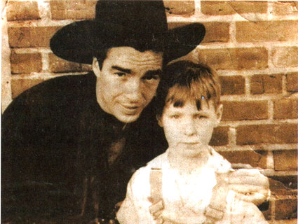 Lash LaRue poses with a young fan following an appearance in South Carolina in the late ‘40s. (Thanx to Steve Jensen.)