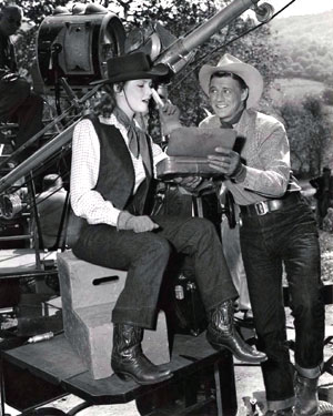 Sonny Tufts holds the makeup kit for Barbara Britton between scenes of “Untamed Breed” (‘48 Columbia). (Thanx to Jerry Whittington.)