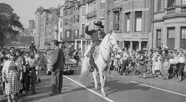 Hopalong Cassidy rides in a Boston, MA, parade in 1952. (Thanx to Joel O’Brien.)
