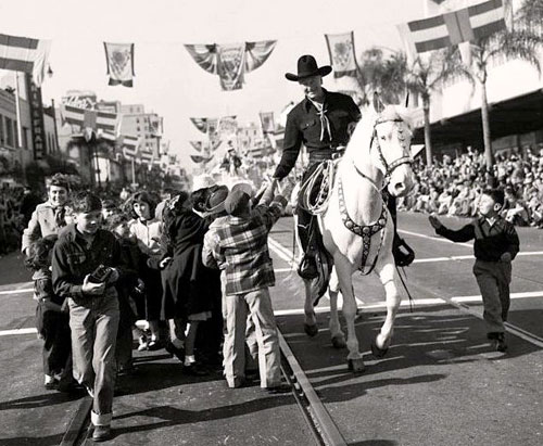 Hopalong Cassidy and Topper in the 1952 Rose Parade. (Thanx to Jerry Whittington.)
