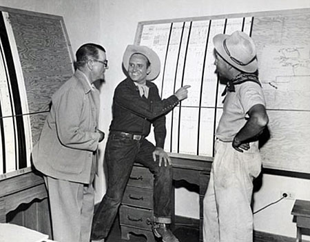 Gene in discussion with director Frank McDonald (L) and producer Lou Gray. (Thanx to Jerry Whittington.)