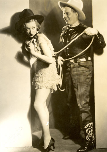 Hoot Gibson seems to enjoy roping June Gale with whom he was romantically linked for a spell in the mid-‘30s. Gale (1911-1996) made three films with Hooter—“Rainbow’s End” (‘35), “Swifty” (‘35) and “Riding Avenger” (‘36). Gale was one of four sisters—June, Jane, Joan, Jean, who all appeared in vaudeville and later in films.