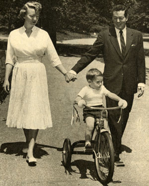 “The Gray Ghost” Tod Andrews with his wife actress Gloria Folland and son Tod Walter in 1958.