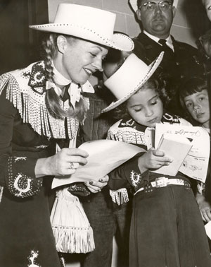 Gail Davis as “Annie Oakley” with daughter Terrie in the ‘50s.