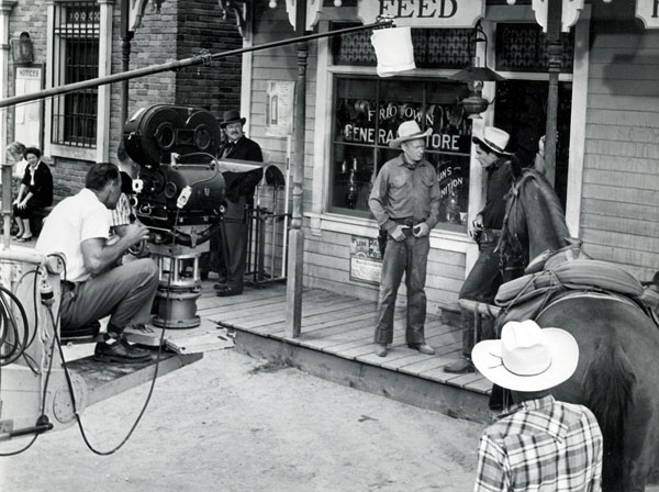 Shooting a scene for Disney’s “Texas John Slaughter” with Harry Carey Jr. and Tom Tryon. Character actor Hugh Sanders stands on the left. (Thanx to Neil Summers.)