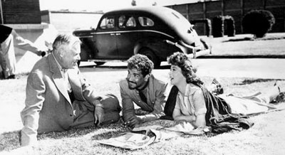 Director Henry Hathaway, Cameron Mitchell and Susan Hayward talk about scenes for “Garden of Evil” (‘54 20th Century Fox). (Thanx to Marianne Ritner-Holmes.)