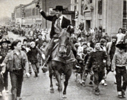 Hugh O’Brian as “Wyatt Earp” followed by eager fans during a Dodge City visit in 1958.