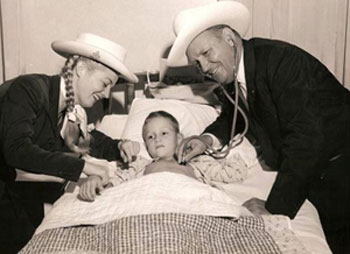 Gail Davis as Annie Oakley and Gene Autry ‘play doctor’ while visiting a children’s hospital in the ‘50s. (Thanx to Bobby Copeland.)