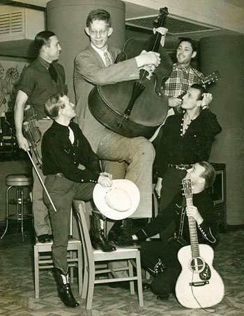 Robert Pershing Wadlow, the tallest man in the world, with the Sons of the Pioneers circa late ‘30s. Roy Rogers bottom right. Wadlow was 8'11". (Thanx to Bobby Copeland.)