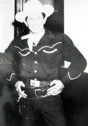 Bob Steele poses for a fan foto in the ‘40s at a theatre in Winston-Salem, NC. Oops! Shoulda doused that cigarette before posing, Bob.